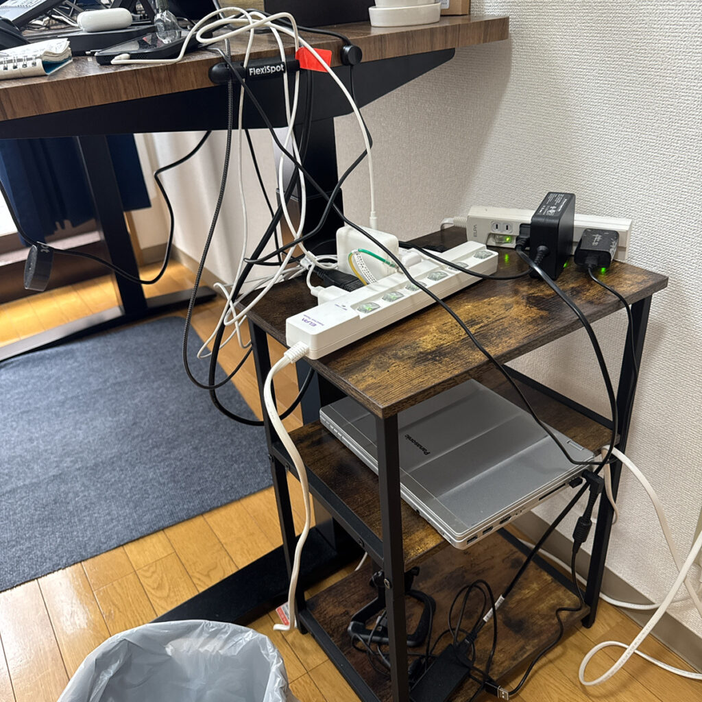 昇降デスクの近くに小さな棚を置いてコンセント問題を解決！