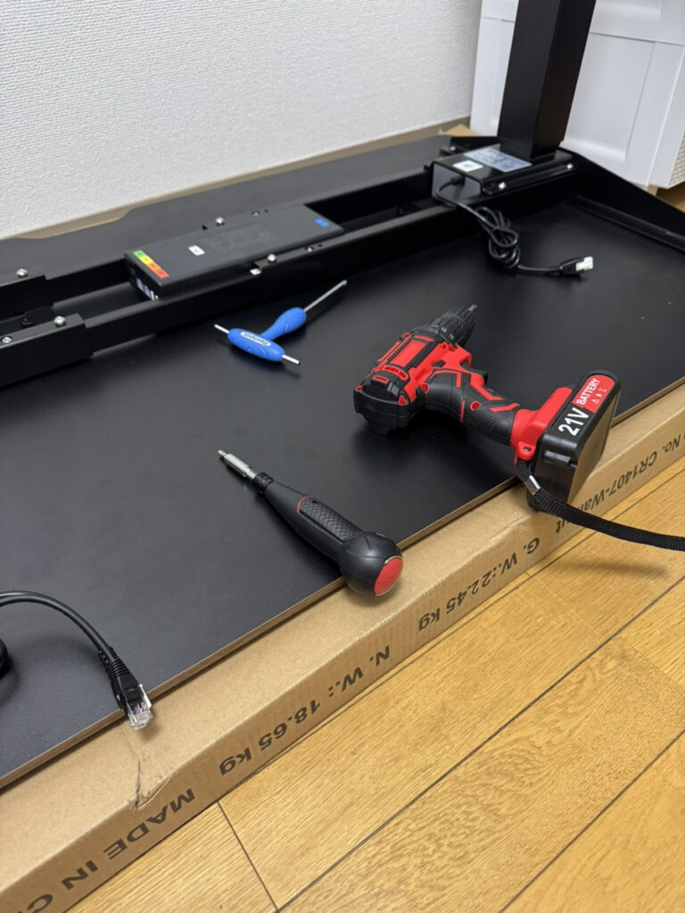 電動ドライバー×小型ドライバーで快適に組み立て