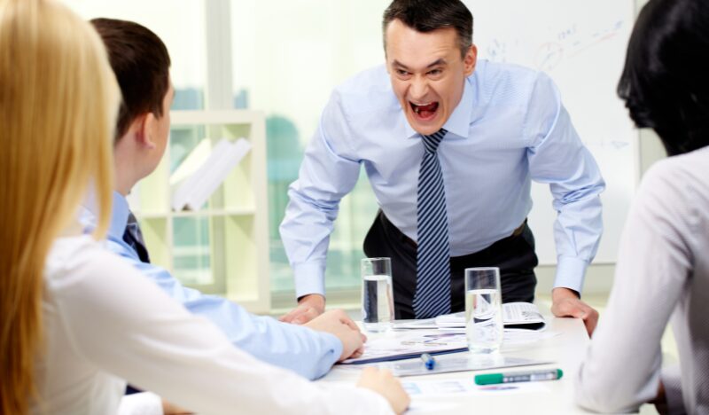 マイクロマネジメント上司の下で起きがちな末路